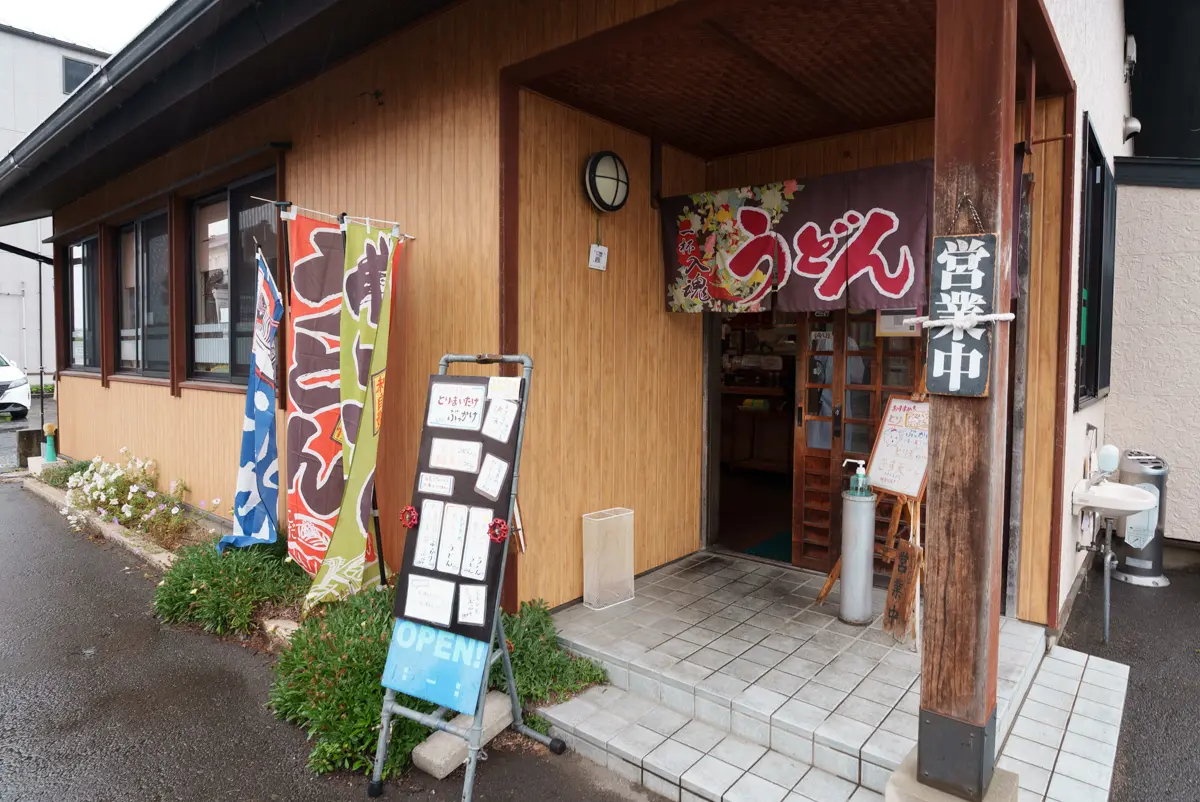 情熱うどんわらくの外観